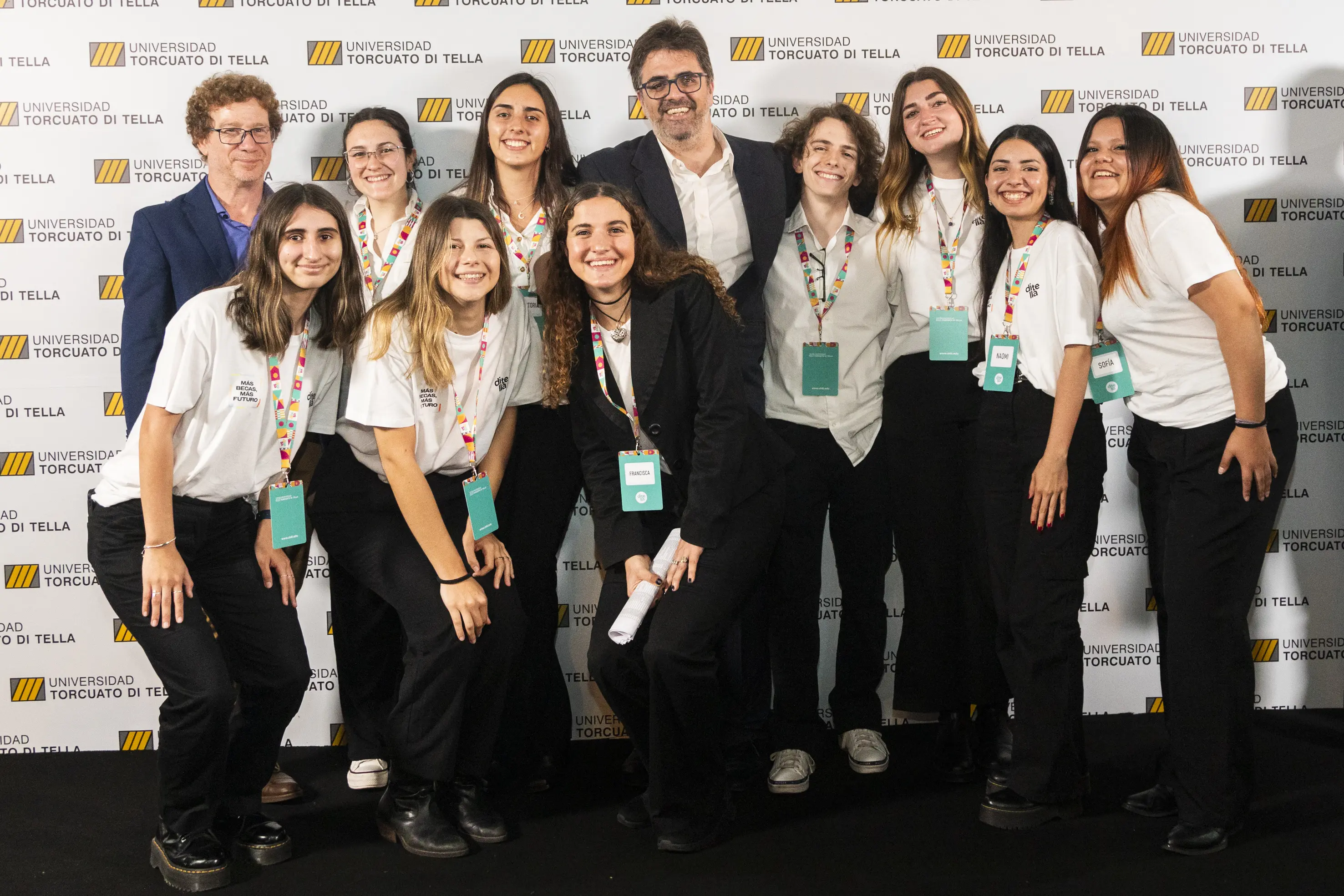 80. Javier Zelaznik y Juan Negri junto a voluntarios de la Cena.webp